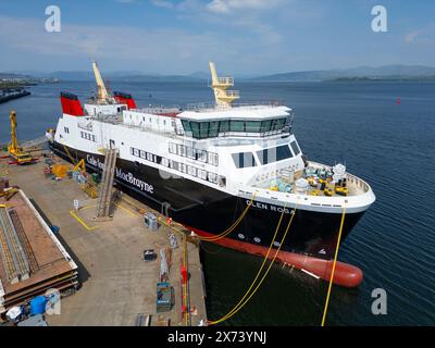 Port Glasgow, Schottland, Großbritannien. Mai 2024. Luftaufnahme der Caledonian MacBrayne Fähre Glen Rosa bei der Ferguson Marine Werft in Port Glasgow am Fluss Clyde. Die stark verspätete Fähre wird derzeit repariert. Iain Masterton/Alamy Live News Stockfoto