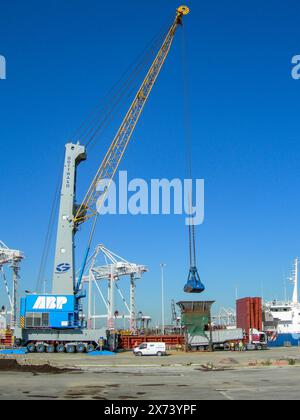 Dockkran entladen Schiff Stockfoto