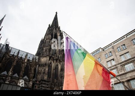 Jährlicher Gedenktag , der auf Diskriminierung und Gewalt an Queer Menschen hinweist, IDAHOBITA Flagge von LGBTQ bei der Demonstration. Die Versammlung zum IDAHOBITA Tag, internationaler Tag gegen Homo-, BI-, Inter-, Trans-, Asexualphobie. Jährlicher Gedenktag , der auf Diskriminierung und Gewalt an Queer Menschen hinweist. Köln Köln Hauptbahnhof NRW Deutschland *** Jahrestag des Gedenkens zur Diskriminierung und Gewalt gegen queere Menschen, IDAHOBITA-Flagge der LGBTQ bei der Demonstration der Versammlung zum IDAHOBITA-Tag, internationaler Tag gegen Homo, BI, Inter, Trans, Asexualphobie Stockfoto