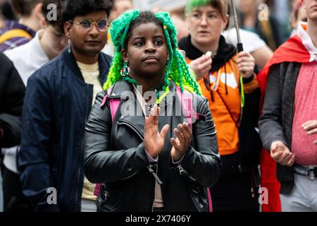 Jährlicher Gedenktag , der auf Diskriminierung und Gewalt an Queer Menschen hinweist, IDAHOBITA Teilnehmerin bei der Demonstration die Versammlung zum IDAHOBITA Tag, internationaler Tag gegen Homo-, BI-, Inter-, Trans-, Asexualphobie. Jährlicher Gedenktag , der auf Diskriminierung und Gewalt an Queer Menschen hinweist. Köln Köln Hauptbahnhof NRW Deutschland *** jährlicher Gedenktag, der auf Diskriminierung und Gewalt gegen queere Menschen aufmerksam macht, IDAHOBITA Teilnehmer an der Demonstration der Versammlung zum IDAHOBITA-Tag, internationaler Tag gegen Homo , BI , Inter, Trans , Asexualph Stockfoto