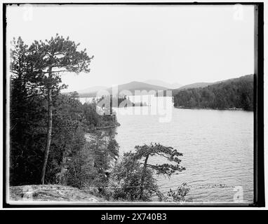 Lower Saranac Lake von Bluff Island, Adirondack Mountains, 'WHJ 846' auf negativ und Transparenz. Negativ ist eine Fotografie. Entsprechende Glastransparenz (mit demselben Seriencode) verfügbar auf Rahmen 1A-29792., Detroit Publishing Co.-Nr. 014834., Gift; State Historical Society of Colorado; 1949, Lakes & Ponds. , Berge. , Usa, New York (Bundesstaat), Adirondack Mountains. , Usa, New York (Bundesstaat), Saranac Lakes. Stockfoto