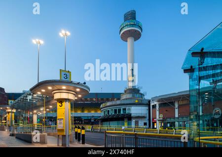 Sonnenaufgang an der Queen Square Busstation, Funkturm in der Ferne. Stadtzentrum von Liverpool. Stockfoto