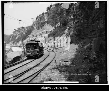 The Rapids, entlang der Great Gorge Route Niagara Gorge Railroad, Niagara Falls, 'G 2401' auf L negativ; 'G 2402' auf R negativ., Detroit Publishing Co. No. 067021., Geschenk; State Historical Society of Colorado; 1949, Rapids. , Canyons. , Elektrische Eisenbahnen. , Usa, New York (Bundesstaat), Niagara River. Kanada, Ontario, Niagara River. Stockfoto