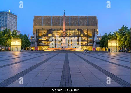 Blick auf den Augustusplatz in Leipzig mit dem Gewandhaus an einem lauen Sommerabend Stockfoto