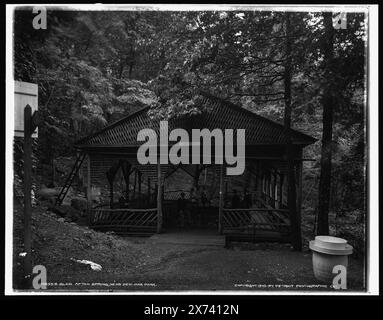 Glen Afton Spring, in der Nähe des Penn Mar sic Park, Wegweiser: Glen Afton Springs and Blue Mountain Pool., '874-G' on Transparency., Detroit Publishing Co.-Nr. 016558., Geschenk; State Historical Society of Colorado; 1949, Springs. , Landschaftspavillons. , Usa, Maryland, Pen Mar. Stockfoto