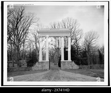 The Sheridan Gate, Arlington, Virginia, 'G 808' auf negativ, Detroit Publishing Co.-Nr. 072219., Geschenk; State Historical Society of Colorado; 1949, Sheridan, Philip Henry, 1831-1888, Denkmäler. , Friedhöfe. , Gates. , Denkmäler und Denkmäler. , Usa, Virginia, Arlington National Cemetery. Stockfoto