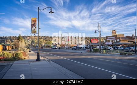 Blick in Richtung Norden entlang der Main Street in Tropic, Utah, USA am 23. April 2024 Stockfoto