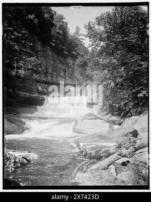 Rapids an der Brücke, Kaaterskill Clove, Catskill Mountains, New York, '413-G' auf negativ. Detroit Publishing Co.-Nr. 014526., Geschenk; State Historical Society of Colorado; 1949, Bridges. , Pässe (Landformen) , Rapids. , Usa, New York (Bundesstaat), Catskill Mountains. , Usa, New York (Bundesstaat), Kaaterskill Clove. Stockfoto