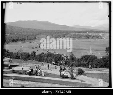 Golf im Mount Pleasant House, White Mountains, '172' auf dem Etikett auf negativ, Detroit Publishing Co.-Nr. 012634., Geschenk; State Historical Society of Colorado; 1949, Mount Pleasant House (Bretton Woods, N.H.), Golf. , Bahnübergänge. , Resorts. , Berge. , Usa, New Hampshire, White Mountains. , Usa, New Hampshire, Bretton Woods. Stockfoto