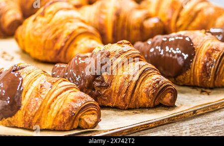 Frisch gebackene Schokoladencroissants Stockfoto