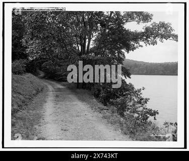 Lake Waban, Wellesley College, Mass., Detroit Publishing Co.-Nr. 070855., Geschenk; State Historical Society of Colorado; 1949, Universities & Colleges. , Uferpromenade. , Straßen. , Usa, Massachusetts, Wellesley. Usa, Massachusetts, Waban Lake. Stockfoto