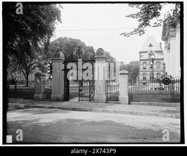 John Nicholas Brown Gate, Brown University, Providence, R.I., Title and date from Detroit, Catalogue P (1906)., '3226 B' on negative., Detroit Publishing Co.-Nr. 019694., Geschenk; State Historical Society of Colorado; 1949, Universities & Colleges. , Gates. Usa, Rhode Island, Providence. Stockfoto