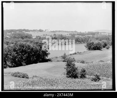 Mount Hermon School, Mount Hermon, Mass., entsprechende Glastransparenz (mit demselben Seriencode) verfügbar auf Videobildschirm 1A-29645., negativ gerissen, unten rechts, '448' auf negativ; 'dup' auf Transparenz., Detroit Publishing Co.-Nr. 013672., Geschenk; State Historical Society of Colorado; 1949, Schools. , Flüsse. Usa, Massachusetts, Mount Hermon. , Usa, Connecticut River. Stockfoto