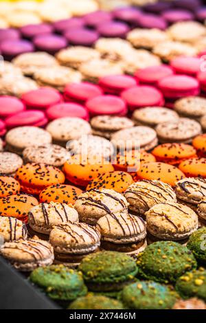 Bunte Macarons in der Theke einer Bäckerei, Konditorei, vertikal Stockfoto