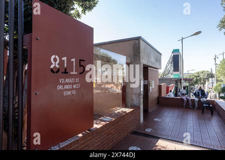 Johannesburg. Mai 2024. Dieses Foto, das am 17. Mai 2024 aufgenommen wurde, zeigt den Eingang des Nelson Mandela National Museum in Soweto, Südafrika. Der 18. Mai ist der Internationale Museumstag. Das Nelson Mandela National Museum, gemeinhin Mandela House genannt, befindet sich in Soweto südwestlich von Johannesburg, wo Nelson Mandela von 1946 bis 1962 lebte. Quelle: Shiraaz Mohamed/Xinhua/Alamy Live News Stockfoto