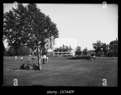 Bethlehem Country Club from the Golf Links, White MTS., N.H., Titel von Postkarte aus Foto (Information von K. McGraw 18.07.97)., ehemaliger Titel: Golfschläger und grün., '113' auf negativ., Poodle im Vordergrund., Detroit Publishing Co.-Nr. 068368., Geschenk; State Historical Society of Colorado; 1949, Golf. , Clubhäuser. , Usa, New Hampshire, White Mountains. Stockfoto