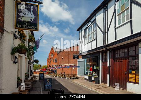 Frühlingsnachmittag auf der Upper Dagnall Street in St. Albans, Hertfordshire. Stockfoto