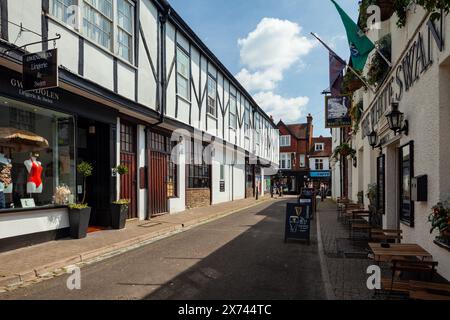 Frühlingsnachmittag auf der Upper Dagnall Street im Stadtzentrum von St Albans, England. Stockfoto