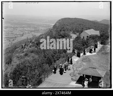 Easthampton vom Gipfel des Mt. Tom, Holyoke, Mass., Titel von Jacke., Videobilder sind nicht in der Reihenfolge; die tatsächliche Reihenfolge von links nach rechts ist 1A-19276, 19275., „G 7375“ auf dem linken negativ; „G 7376“ auf dem rechten negativ., Detroit Publishing Co.-Nr. 037206., Geschenk; State Historical Society of Colorado; 1949, Mountains. , Usa, Massachusetts, Tom, Mount. , Usa, Massachusetts, Easthampton. Stockfoto