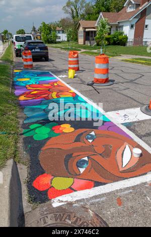 Detroit, Michigan: Künstler und Schüler der Noble Elementary-Middle School malten Entwürfe auf Straßen in der Nähe ihrer Schule. Es war Teil der Stadtmauer. Stockfoto