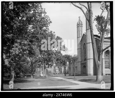 Cambridge, Mass., Harvard Univ. Yard & Library, Title from Jacket., 'IXXXX; 121' on negative., Detroit Publishing Co.-Nr. 0500453., Geschenk; State Historical Society of Colorado; 1949, Harvard University. , Universitäten und Hochschulen. , Bibliotheken. , Usa, Massachusetts, Cambridge. Stockfoto