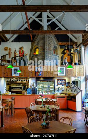 Café im House of Marbles Pottery in Bovey Tracey, Devon, England. Über dem Servierbereich befindet sich eine Wachswerkstatt der alten Öfen. Stockfoto