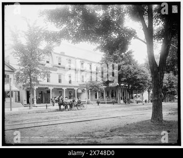 Arlington and Worden Hotels, Lake George, N.Y., Arlington links. Detroit Publishing Co.-Nr. 017777., Geschenk; State Historical Society of Colorado; 1949, Arlington Hotel (Lake George, N.Y.), Worden (Lake George, N.Y.), Resorts. , Hotels. , Usa, New York (Bundesstaat), Lake George. Stockfoto
