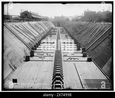 The Great Dry Dock, Newport News, Virginia, Detroit Publishing Co.-Nr. 018369., Geschenk; State Historical Society of Colorado; 1949., veröffentlicht in: Architecture , . Kapitel des eBook große Fotos aus der Library of Congress, 2013, Boote & Schiffsindustrie. , Usa, Virginia, Newport News. Stockfoto