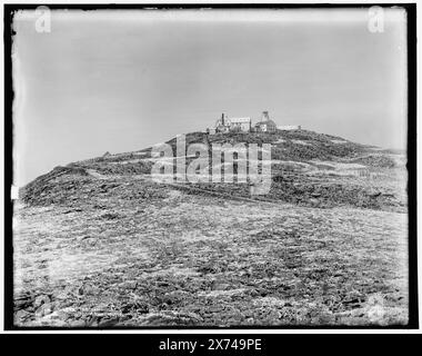 Der Gipfel des Mt. Washington, Presidential Range, White Mountains, Transparency urheberrechtlich geschützt 1900., entsprechende Glastransparenz (gleicher Seriencode) verfügbar auf Videodisc Frame 1A-29316., Detroit Publishing Co.-Nr. 011842., Geschenk; State Historical Society of Colorado; 1949, Tip Top House (N.H.), Stone Buildings. , Berge. , Usa, New Hampshire, White Mountains. , Usa, New Hampshire, Washington, Mount. , Usa, New Hampshire, Presidential Range. Stockfoto