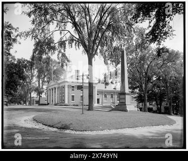 Das Rathaus, Lenox, Mass., enthält ein Denkmal für John Paterson (1744-1808) auf der rechten Seite, 'G 7291' auf negativ., Detroit Publishing Co. No. 072056., Geschenk; State Historical Society of Colorado; 1949, City & Town Hall. , Obelisken. , Usa, Massachusetts, Lenox. Stockfoto