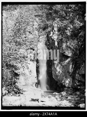 Fälle von Song, Ossipee Mt. Park, Lake Winnipesaukee, N.H., entsprechende Glastransparenz (mit demselben Seriencode) auf Videobildschirm 1A-30462., '2981' auf negativ., Detroit Publishing Co.-Nr. 018961., Geschenk; State Historical Society of Colorado; 1949, Waterfalls. , Usa, New Hampshire, Ossipee Mountain. , Usa, New Hampshire, Ossipee Park. Stockfoto