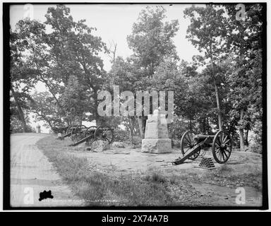 Summit of Culp's Hill, Gettysburg, on Monument: Independent Battery E. [Knaps] Pennsylvania Veteran Volunteers, 3. Juli 1863, 12. Army Corps., '910-G' und '122' on negative., Detroit Publishing Co. No. 016603., Gift; State Historical Society of Colorado; 1949, Gettysburg, Battle of, Gettysburg, Pa., 1863. , Schlachtfelder. , Denkmäler und Denkmäler. , Kanonen. , Usa, Pennsylvania, Gettysburg. Stockfoto