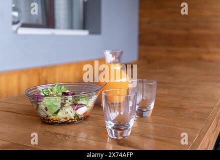 Frühstück auf der Terrasse in der Nähe des Hauses Stockfoto