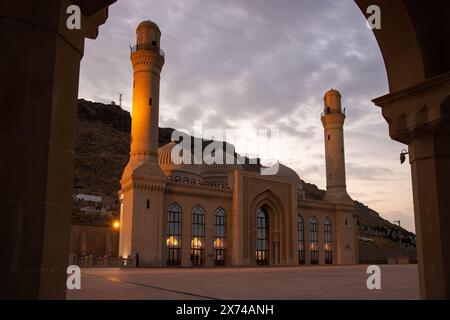 Baku. Aserbaidschan. 08.17.2021. Große Moschee Bibi Heybat auf Shichowo. Stockfoto