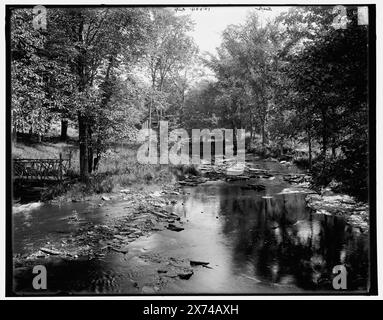 The Brook, Mt. Holyoke College, South Hadley, Mass., Transparency urheberrechtlich geschützt 1900., '96' und 'dup' auf negativ., entsprechende Glastransparenz (gleicher Seriencode) verfügbar auf Videodisc Frame 1A-29349., Detroit Publishing Co.-Nr. 012004., Geschenk; State Historical Society of Colorado; 1949, Rivers. , Usa, Massachusetts, South Hadley. Stockfoto