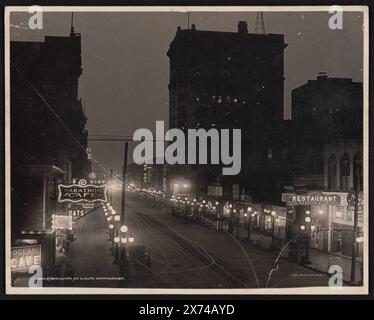 Broughton St. Lights, Savannah, Ga, Titel aus Artikel, Nr. 068219., entsprechendes negativ bearbeitet als LC-D4-68219., Foto, das am 9. November 1911 urheberrechtlich registriert wurde, ist Teil der Sammlung der Detroit Publishing Company (Library of Congress)., ausgestellt als digitale Kopie in: 'Not an Ostrich: and Other Images from America's Library' im Annenberg Space for Photography, 2018; Detroit Publishing Co. Sektion., Annenberg Batch 15. Straßen, Georgia, Savannah, 1910-1920. Straßenlaterne, Georgia, Savannah, 1910-1920. , Elektrische Schilder, Georgia, Savannah, 1910-1920. , Nacht, Georgia, Savann Stockfoto