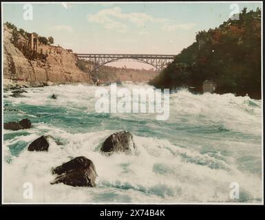 Niagara Rapids und Michigan Central Cantilever Bridge, No Detroit Publishing Co. Nummer., Copyright-Kaution. State Historical Society of Colorado; 1949, Rapids. , Eisenbahnbrücken. , Usa, New York (Bundesstaat), Niagara River. Kanada, Ontario, Niagara River. Stockfoto