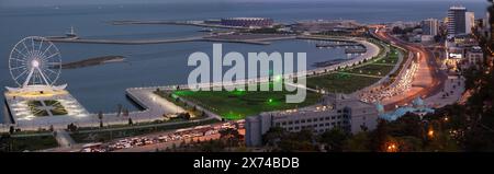 Baku. Aserbaidschan. 09.20.2021. Viele Autos parken während der Hauptverkehrszeit auf der Straße entlang des Damms. Stockfoto