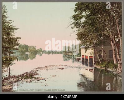 Der See am Mt. Holyoke College, South Hadley, in einem Album, das von Detroit Photographic Co. Vorbereitet wurde, um es als Katalog in seinem Büro zu verwenden. Detroit Publishing Co., nein 53609., Geschenk; State Historical Society of Colorado; 1955, Mount Holyoke College. , Universitäten und Hochschulen. , Seen und Teiche. , Usa, Massachusetts, South Hadley. Stockfoto