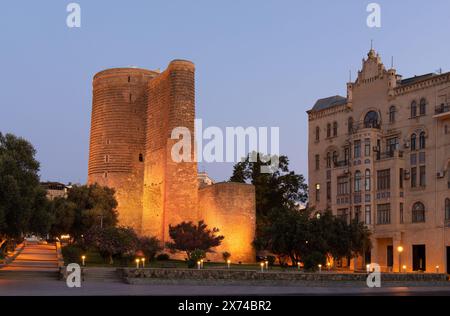 Baku. Aserbaidschan. 09.19.2021. Wunderschöner Maidenturm bei Sonnenaufgang. Stockfoto