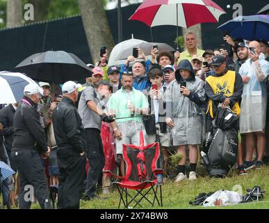 Louisville, Usa. Mai 2024. Phil Mickelson schickt von der Galerie und auf das vierzehnte Grün während der zweiten Runde der PGA Championship 2024 auf dem Valhalla Golf Course am Freitag, den 17. Mai 2024 in Louisville, Kentucky. Foto von John Sommers II/UPI Credit: UPI/Alamy Live News Stockfoto