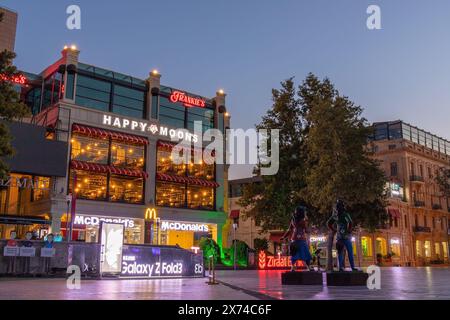 Baku. Aserbaidschan. 09.19.2021. Die berühmte Einkaufsstraße im Stadtzentrum. Stockfoto