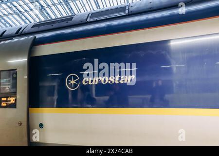 London, Großbritannien - 25. September 2023: Nahaufnahme eines Eurostar-Zuges auf einem Bahnsteig in London, bereit für die Abfahrt nach Paris. Stockfoto