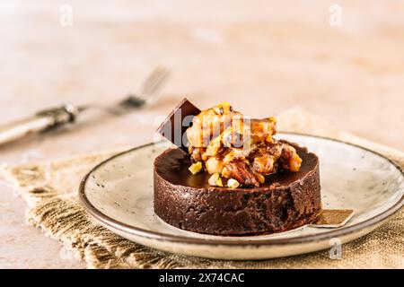 Schokoladentörtchen mit karamelisierten Nüssen, Mandeln und Pistazien, Kopierraum Stockfoto