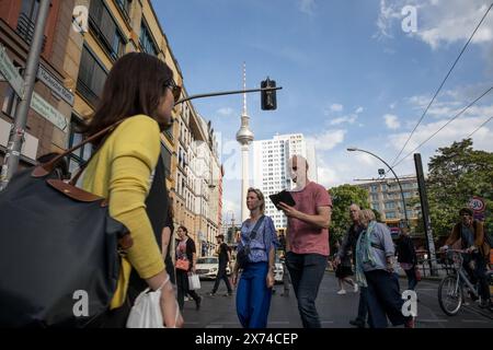 17. Mai 2024, Berlin, Deutschland: Während sich die Menschen am 17. Mai 2024 über die geschäftigen Straßen des Hackeschen Marktes in Berlin tummeln, ist die Energie der Stadt spürbar. Dieser geschäftige Verkehrsknotenpunkt und Nachtleben bietet einen Einblick in den Alltag in Deutschland, einem Land, das derzeit mit erheblichen wirtschaftlichen Herausforderungen und Veränderungen konfrontiert ist. Deutschlands Finanzaussichten waren ein Thema intensiver Diskussionen, insbesondere angesichts seiner jüngsten Entwicklung als einzige G7-Wirtschaft, die im letzten Jahr schrumpfte. Die Prognosen deuten darauf hin, dass es in diesem Jahr wieder die am langsamsten wachsende Volkswirtschaft der Gruppe sein wird. Beobachter schreiben Deutschlands frühere eg zu Stockfoto