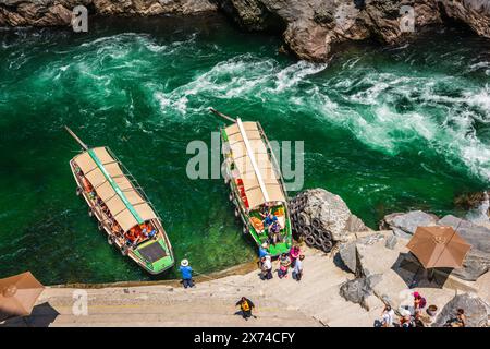 Oboke Gorge Japan - 18. Juli 2016: Bootstour auf dem grünen Fluss in der Oboke Gorge in miyoshi-shi, Tokushima, Japan. Stockfoto