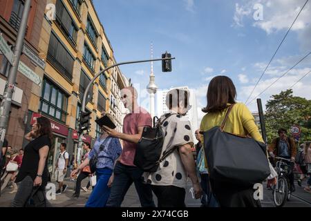 17. Mai 2024, Berlin, Deutschland: Während sich die Menschen am 17. Mai 2024 über die geschäftigen Straßen des Hackeschen Marktes in Berlin tummeln, ist die Energie der Stadt spürbar. Dieser geschäftige Verkehrsknotenpunkt und Nachtleben bietet einen Einblick in den Alltag in Deutschland, einem Land, das derzeit mit erheblichen wirtschaftlichen Herausforderungen und Veränderungen konfrontiert ist. Deutschlands Finanzaussichten waren ein Thema intensiver Diskussionen, insbesondere angesichts seiner jüngsten Entwicklung als einzige G7-Wirtschaft, die im letzten Jahr schrumpfte. Die Prognosen deuten darauf hin, dass es in diesem Jahr wieder die am langsamsten wachsende Volkswirtschaft der Gruppe sein wird. Beobachter schreiben Deutschlands frühere eg zu Stockfoto