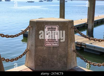 Kein Schwimmen oder Tauchen von der Ufermauer aus, die auf dem Wasser steht Stockfoto