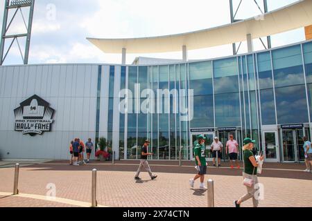 Canton, Ohio, USA - 3. August 2023: Menschen gehen vor der Pro Feetball Hall of Fame Stockfoto