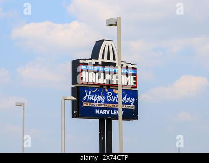 Canton, Ohio, USA - 3. August 2023: Das Pro Football Hall of Fame Schild vor dem Gebäude. Stockfoto